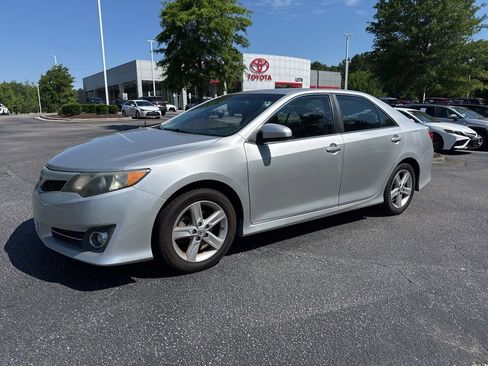 Used 2014 Toyota Camry SE FWD image 2