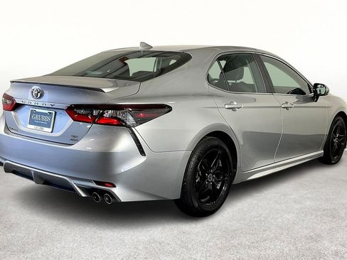 Used 2022 Toyota Camry SE image 2