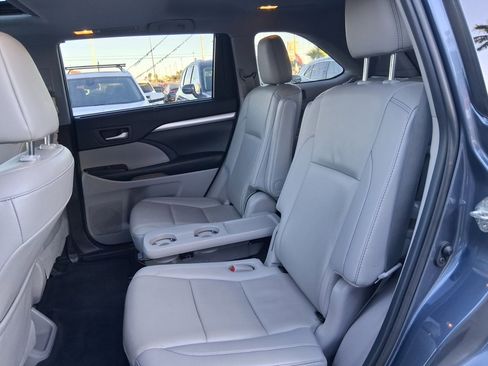 Used 2019 Toyota Highlander XLE image 12