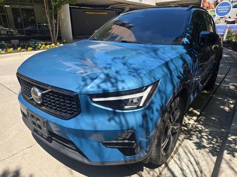 Used 2024 Volvo XC40 B5 Core AWD/4WD image 1