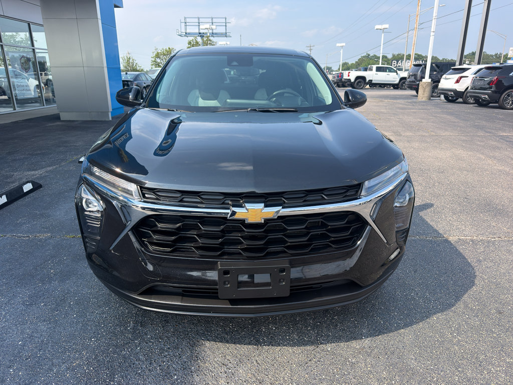 Used 2024 Chevrolet Trax LS w/ LS Convenience Package FWD image 2