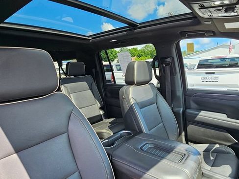 Used 2022 GMC Yukon XL SLT w/ SLT Luxury Package AWD/4WD image 24