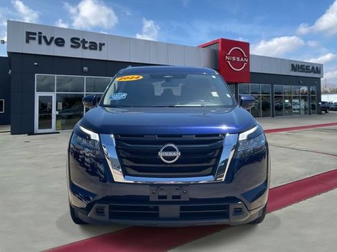 Used 2024 Nissan Pathfinder SV FWD image 2