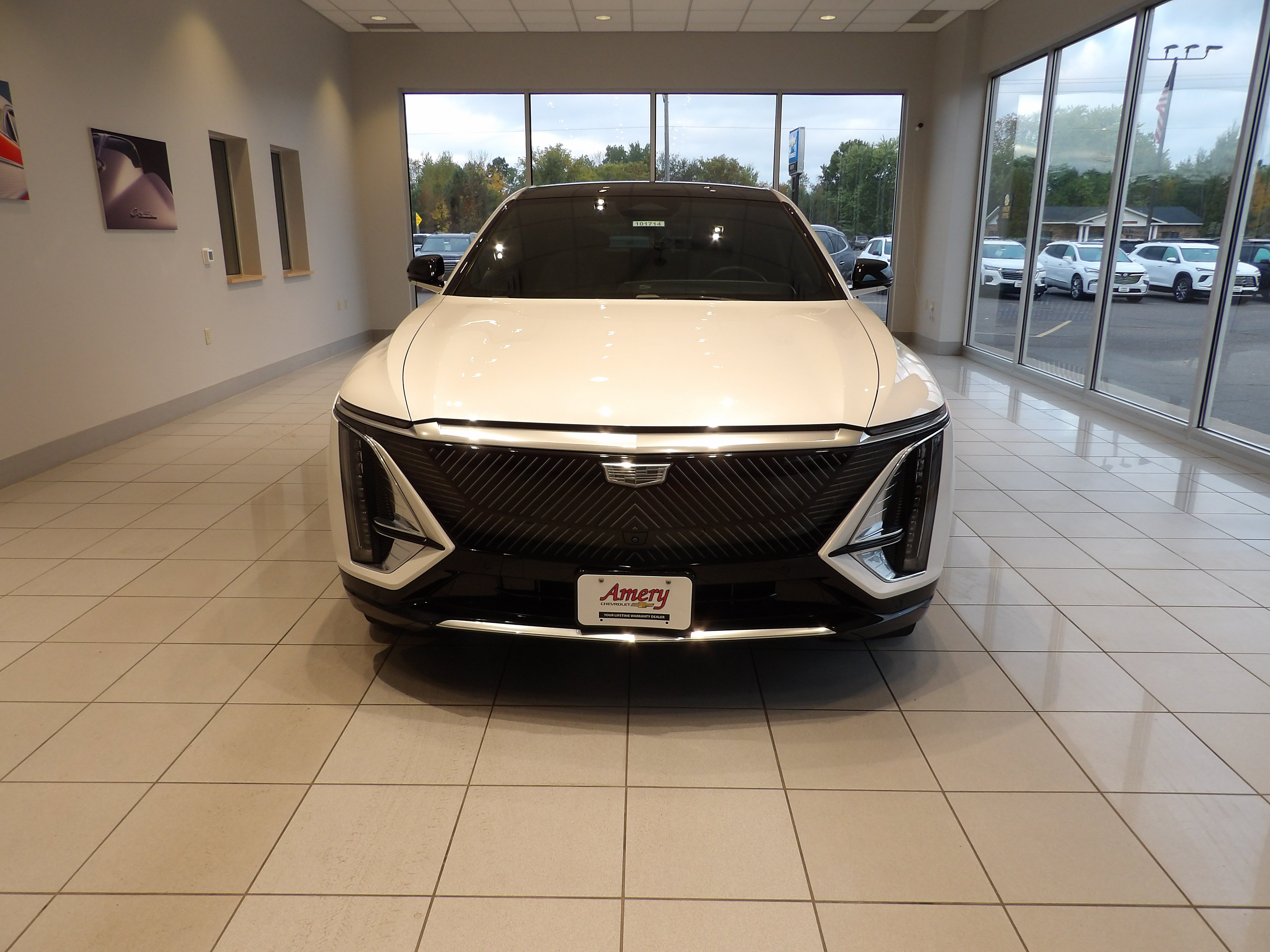 Used 2024 Cadillac Lyriq Luxury AWD/4WD image 2