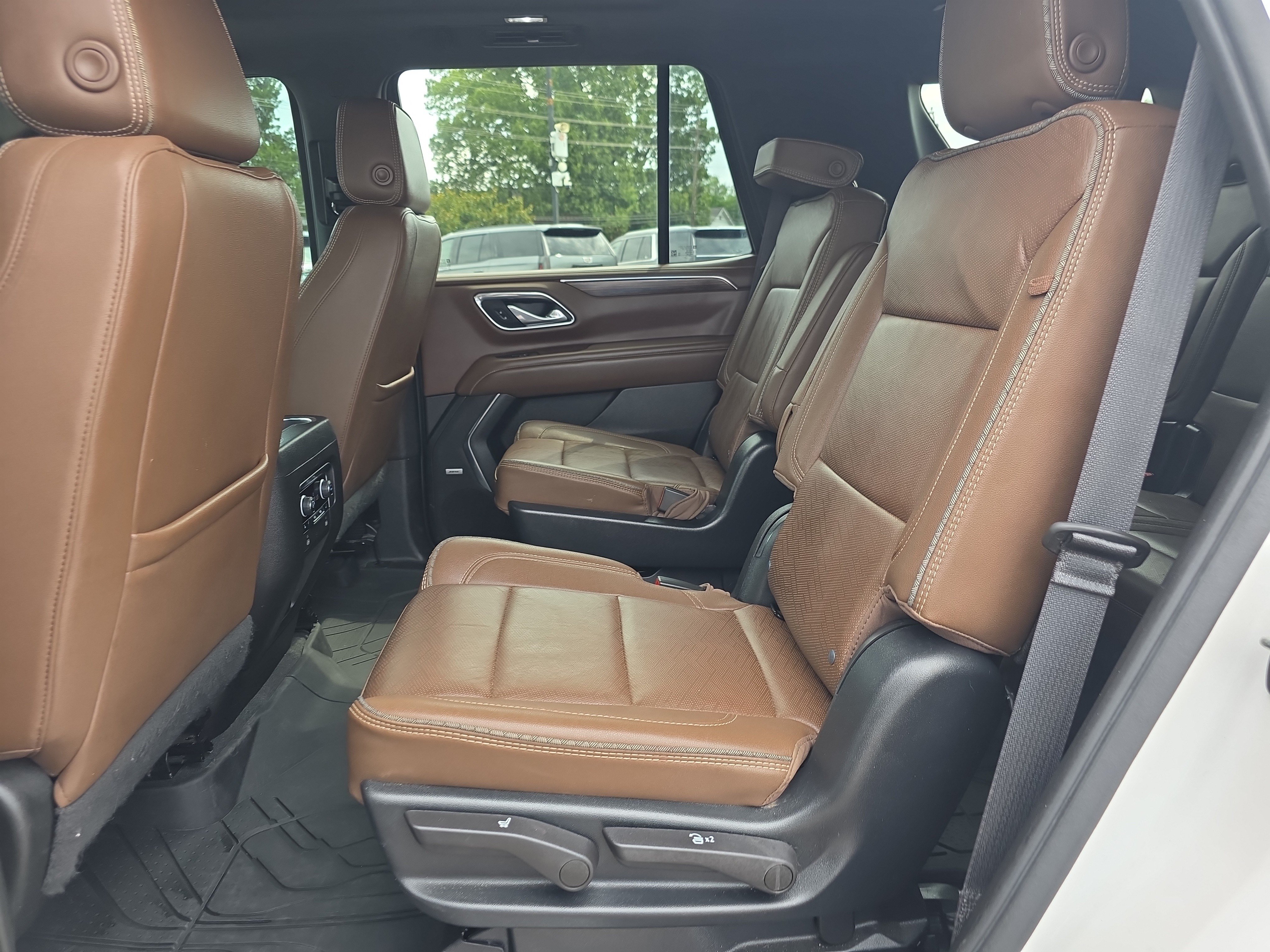 Used 2023 Chevrolet Tahoe High Country AWD/4WD image 11