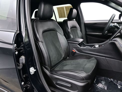 Used 2025 Jeep Grand Cherokee Altitude AWD/4WD image 17