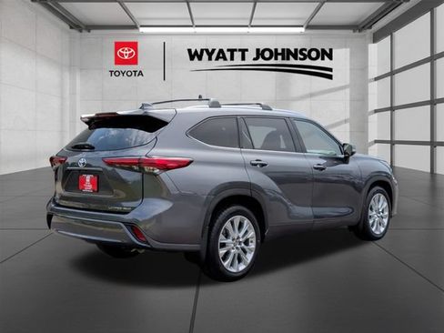 Used 2022 Toyota Highlander Limited AWD/4WD image 8
