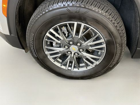 Used 2025 Chevrolet Traverse LT image 11