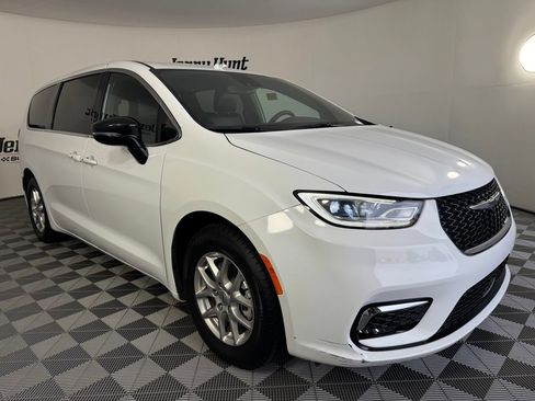Used 2025 Chrysler Pacifica Select FWD image 5