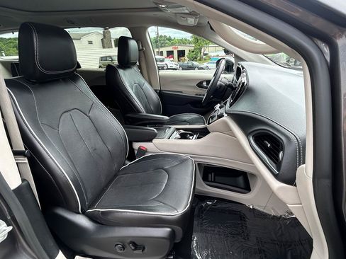 Used 2023 Chrysler Pacifica Limited FWD image 18