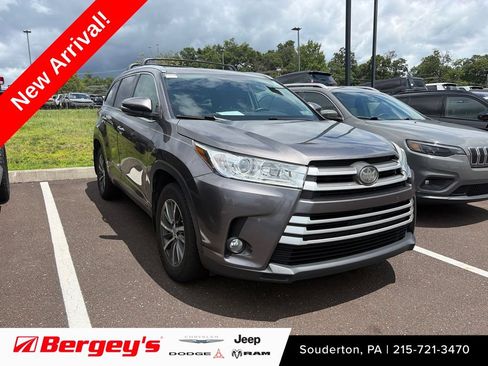 Used 2018 Toyota Highlander XLE AWD/4WD image 1