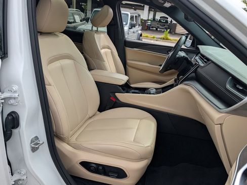 Certified 2023 Jeep Grand Cherokee Limited w/ Trailer Tow Prep Group (B) image 18