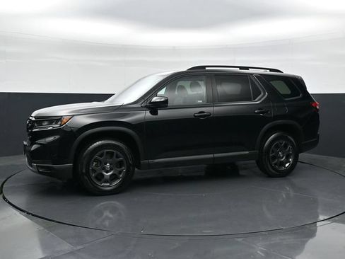 Used 2025 Honda Pilot TrailSport image 6