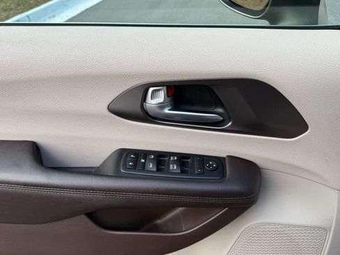 Used 2017 Chrysler Pacifica Touring Plus w/ Tire & Wheel Group image 13