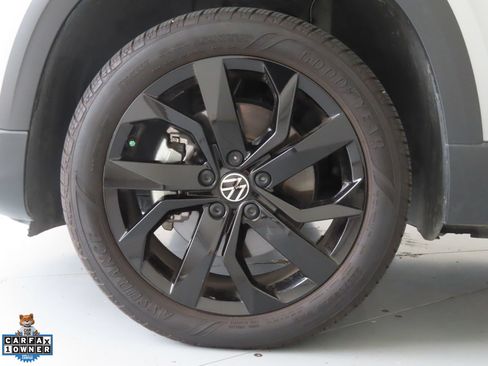 Used 2023 Volkswagen Taos SE w/ Panoramic Sunroof Package FWD image 29