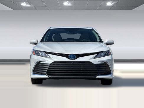 Used 2021 Toyota Camry XLE w/ Navigation Upgrade Package FWD image 5