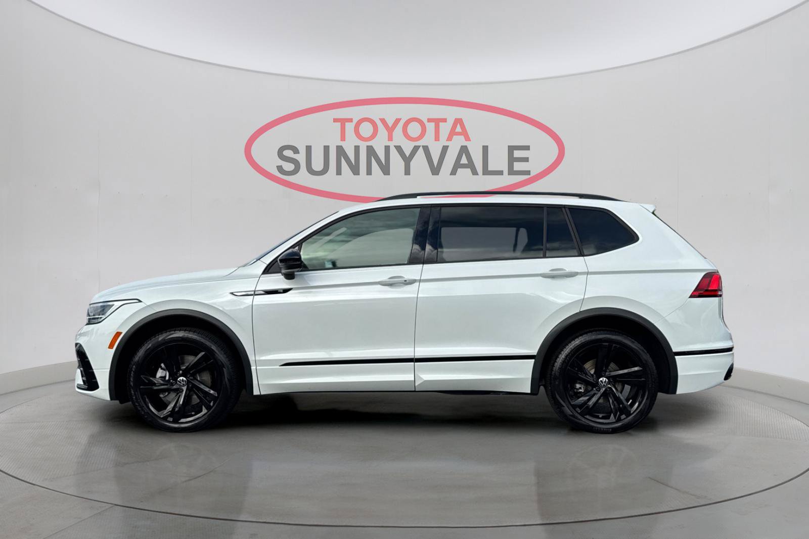 Used 2024 Volkswagen Tiguan SE R-Line FWD image 6
