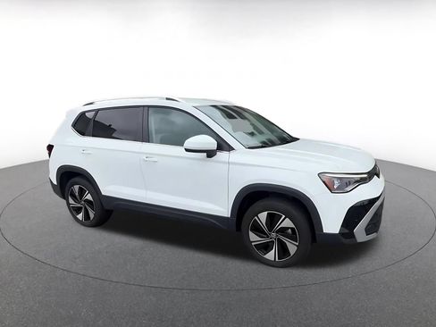 Used 2025 Volkswagen Taos SE AWD/4WD image 2