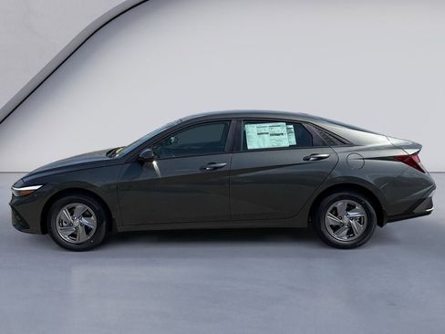 New 2026 Hyundai Elantra SE FWD image 2