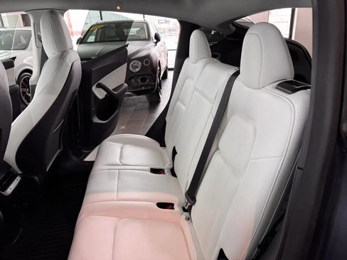 Used 2022 Tesla Model Y Long Range image 19