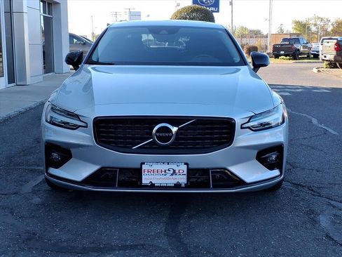 Used 2022 Volvo S60 B5 Momentum w/ Premium Package image 2