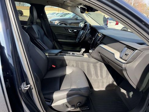 Used 2022 Volvo V60 T5 Cross Country image 12