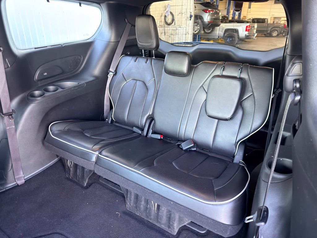 Used 2025 Chrysler Pacifica Limited FWD image 4