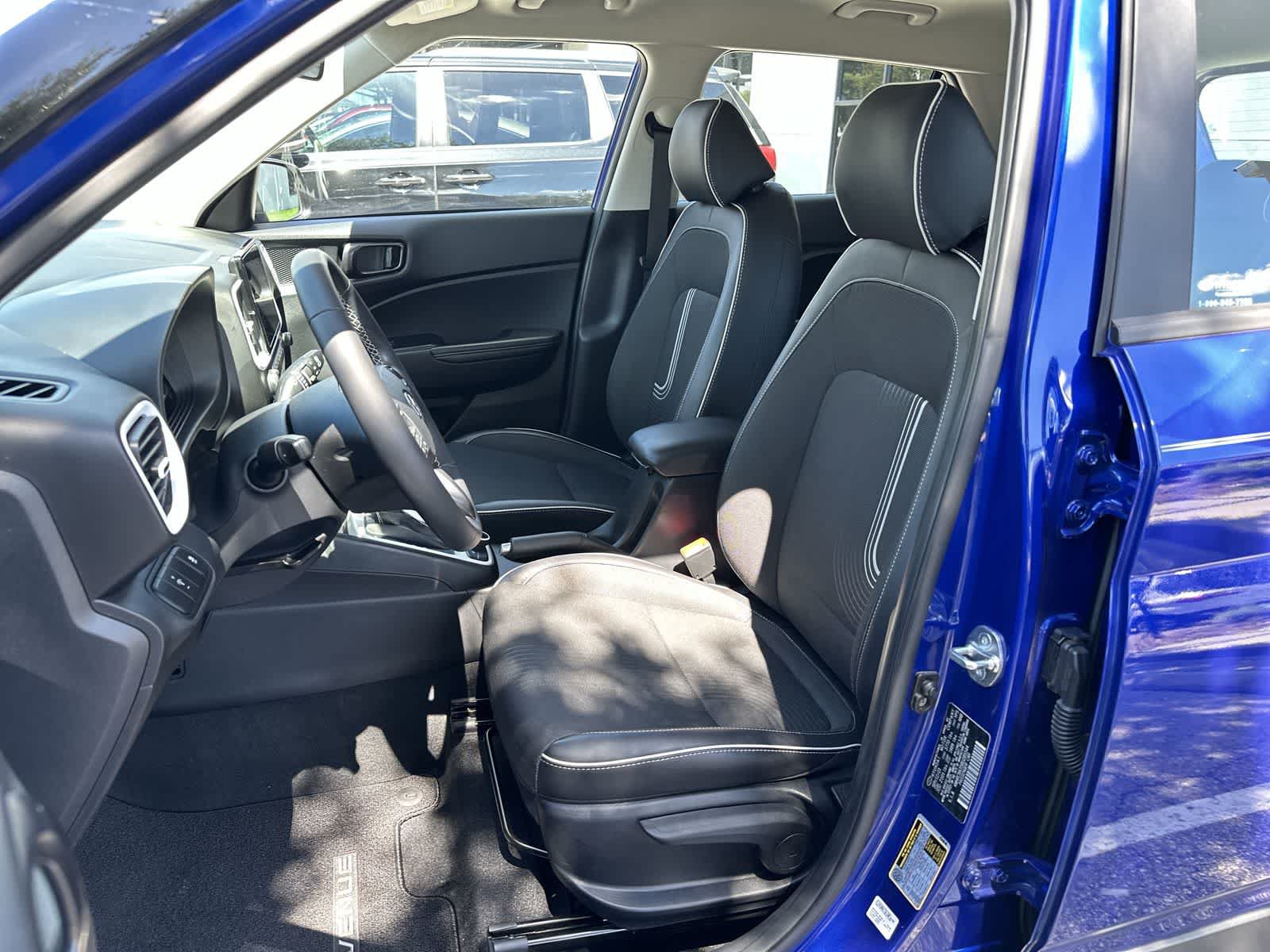 Used 2024 Hyundai Venue Limited FWD image 3