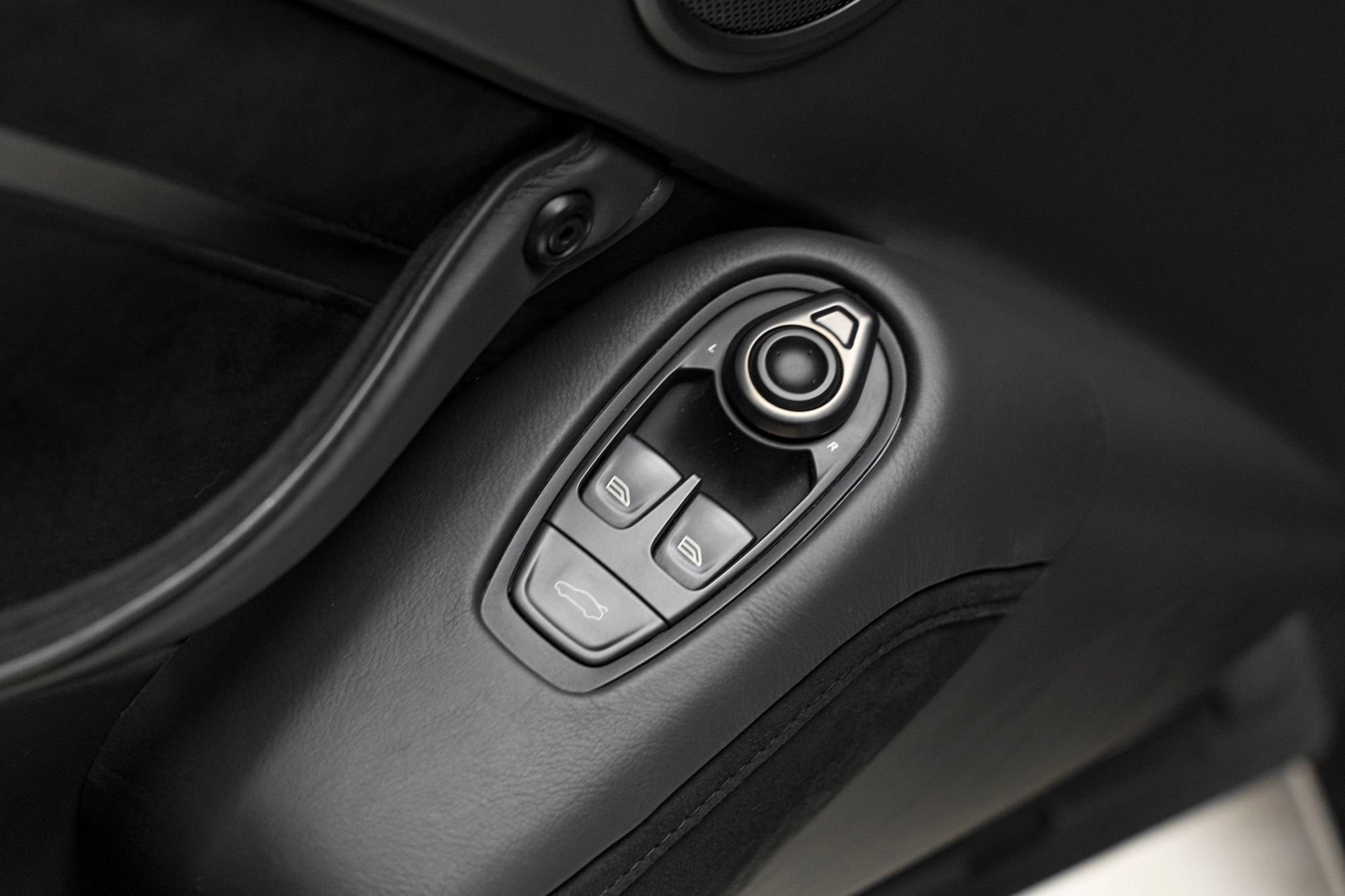 Used 2020 Aston Martin V8 Vantage AMR RWD image 21