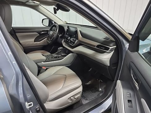 Used 2022 Toyota Highlander XLE AWD/4WD image 16