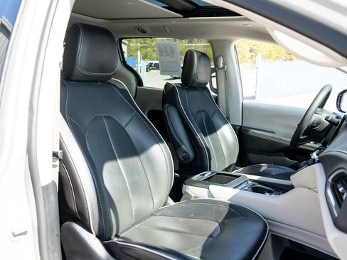 Used 2024 Chrysler Pacifica Limited image 24