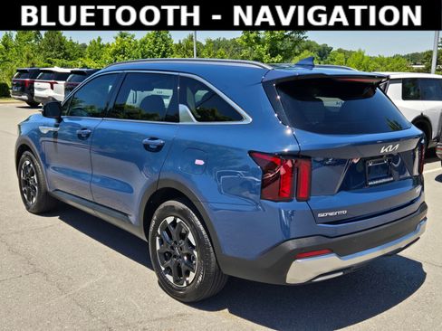 Used 2025 Kia Sorento S w/ Panoramic Sunroof Package FWD image 5