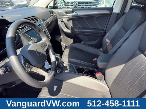 Used 2023 Volkswagen Tiguan SE w/ Panoramic Sunroof Package FWD image 9