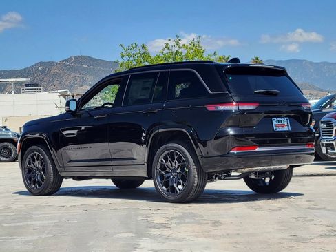 New 2026 Jeep Grand Cherokee Summit AWD/4WD image 2