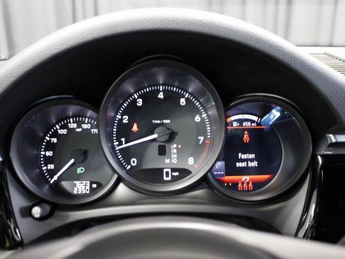 Certified 2025 Porsche Macan image 31