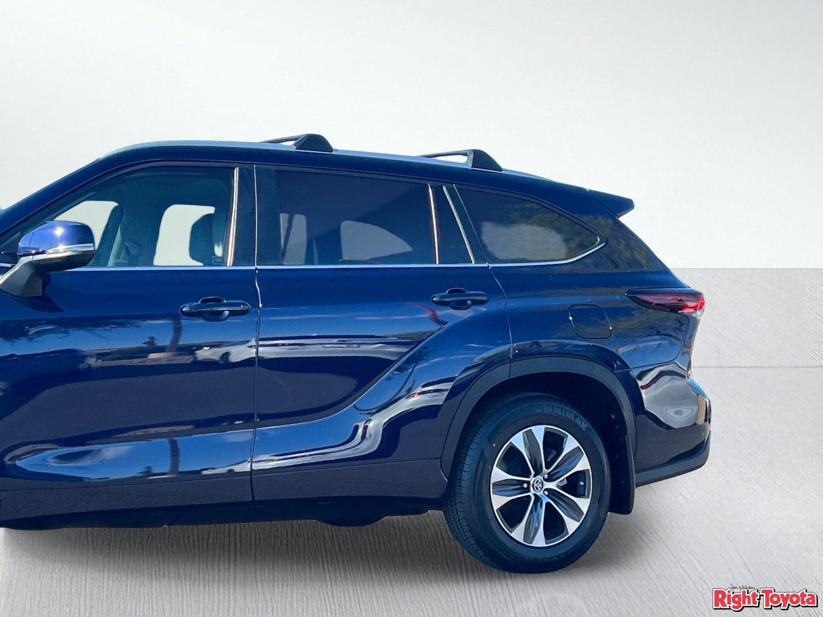 Used 2024 Toyota Highlander XLE AWD/4WD image 9