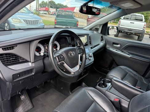 Used 2015 Toyota Sienna SE FWD image 10