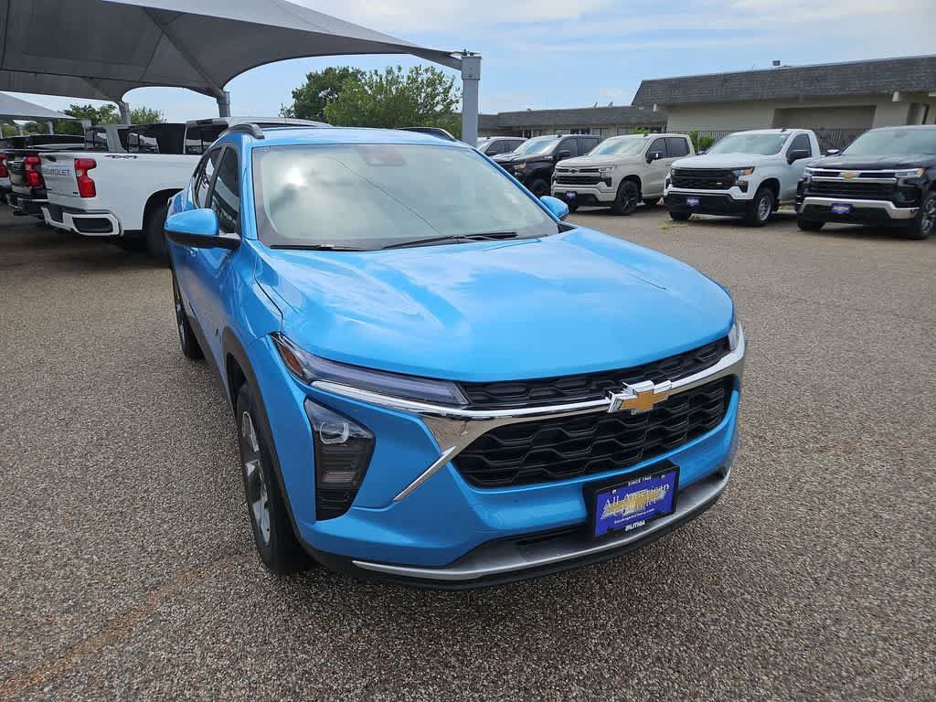 Used 2025 Chevrolet Trax LT w/ Driver Confidence Package FWD image 2