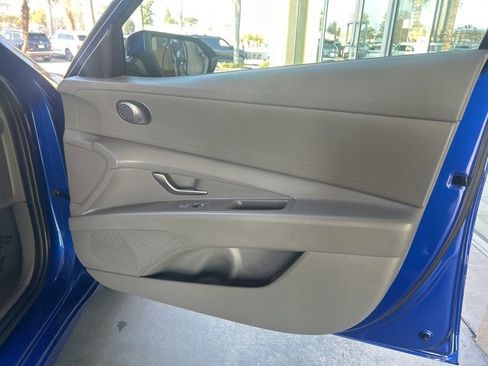 Certified 2025 Hyundai Elantra SE image 25