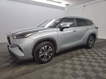 Used 2024 Toyota Highlander XLE FWD image 1
