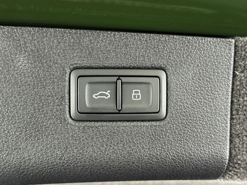 Used 2025 Bentley Bentayga image 41