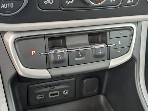 Used 2023 GMC Terrain SLT image 28