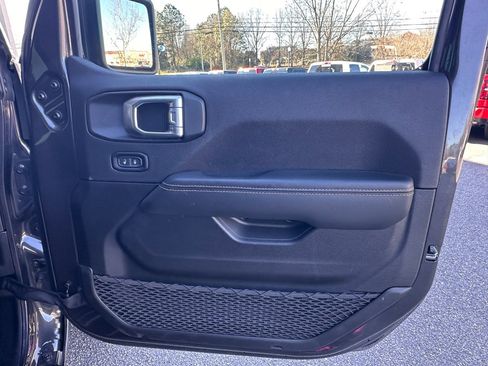 Used 2025 Jeep Wrangler Sahara image 30