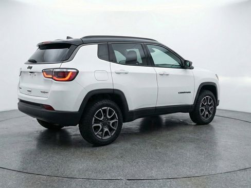 Used 2025 Jeep Compass Trailhawk AWD/4WD image 9