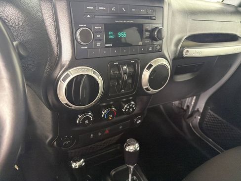 Used 2018 Jeep Wrangler Unlimited Sahara w/ Connectivity Group AWD/4WD image 15