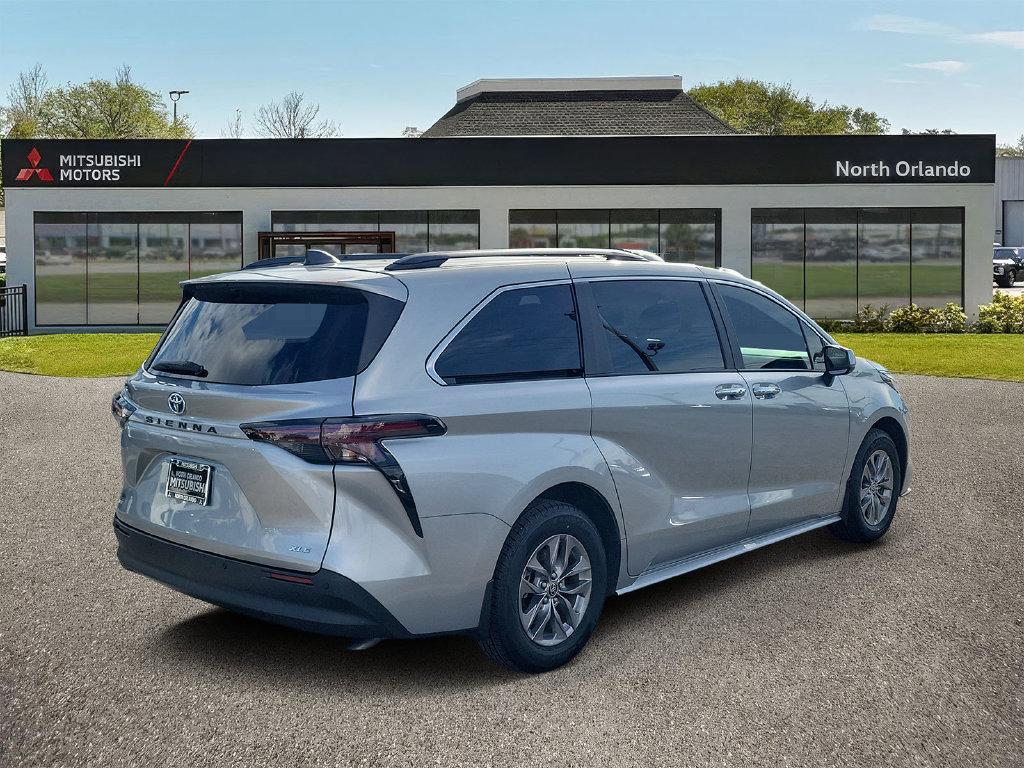 Used 2025 Toyota Sienna XLE FWD image 3