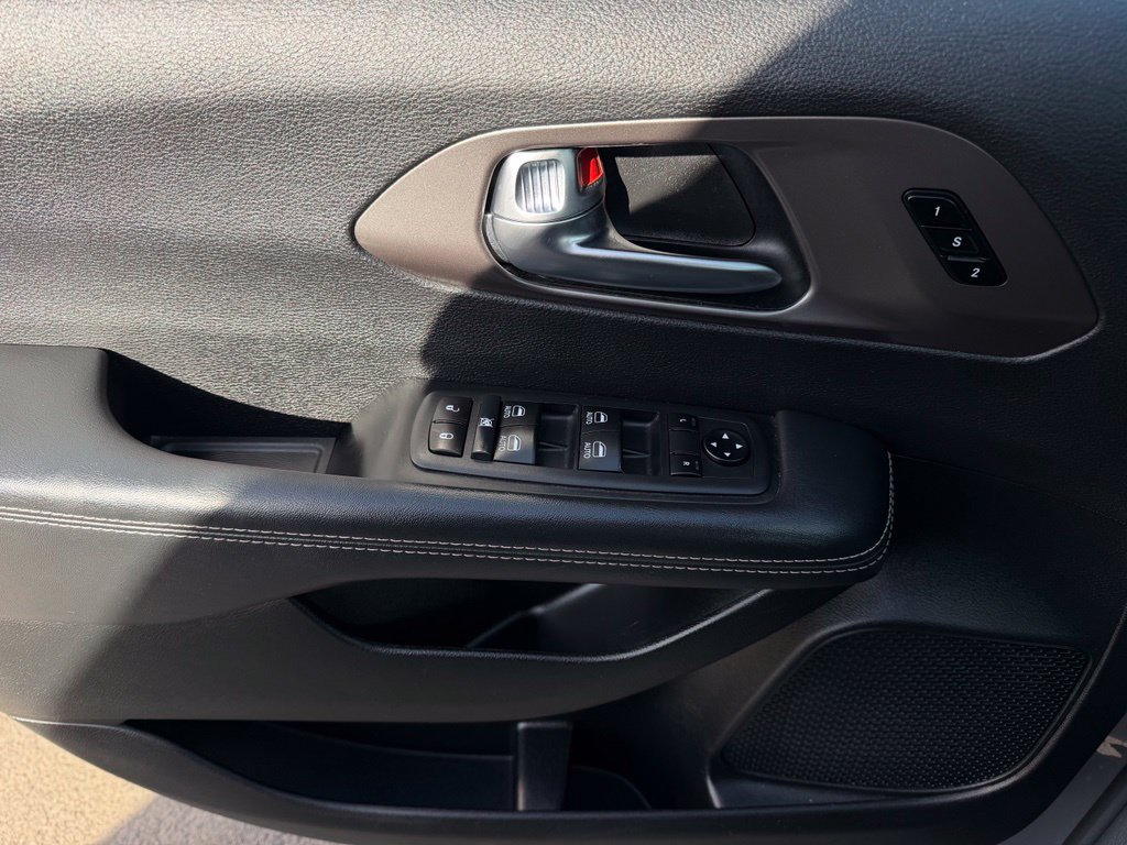 Used 2025 Chrysler Pacifica Select FWD image 19