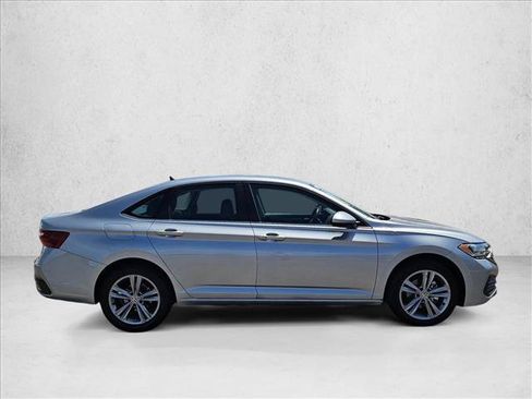 Used 2024 Volkswagen Jetta SE FWD image 4