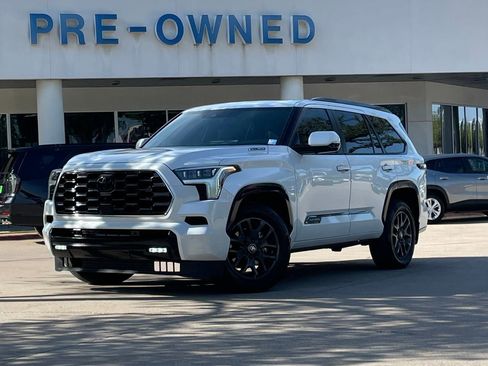 Used 2025 Toyota Sequoia Platinum AWD/4WD image 1