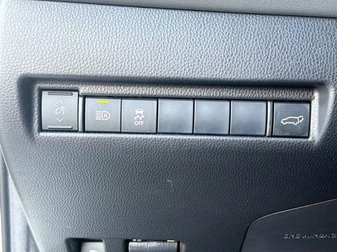 Used 2021 Toyota Venza LE AWD/4WD image 34
